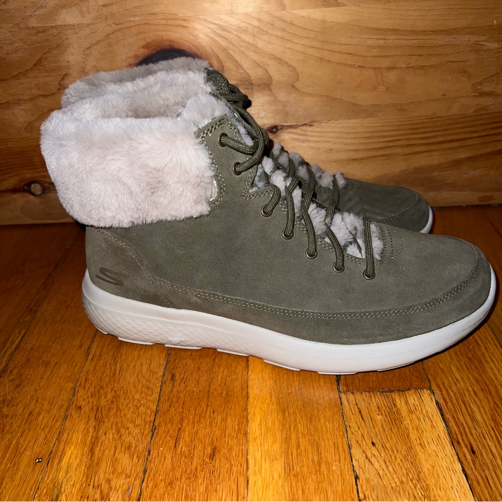 Skechers Suede Boots Winter Chill Olive W/ Faux-Fur Collar. Excellent Condition